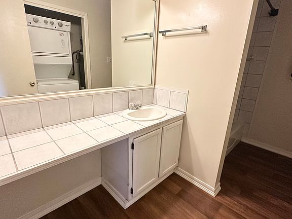 5th image of 103 Carolyn Dr