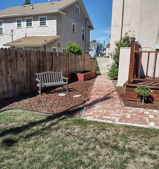 2142 S Victoria Ave — Photo 36