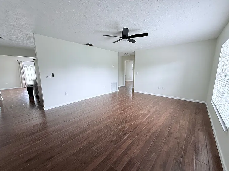 2953 Oak St — Photo 2