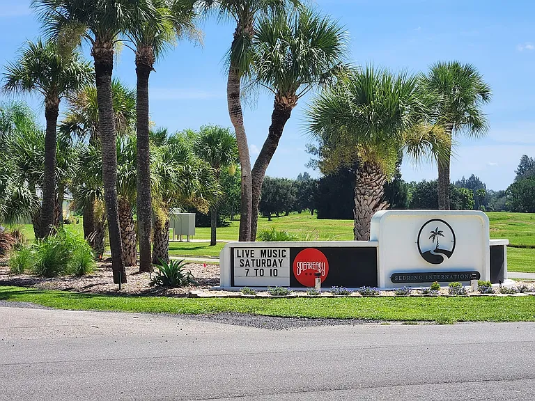 Spanish Moss Eco Apartments — Photo 31