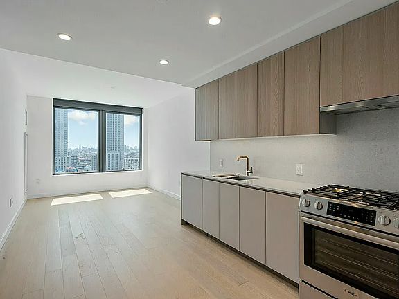 4th image of 3 Court Sq #1490