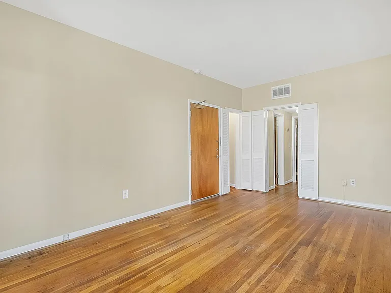 Oakmont Apartments — Photo 23