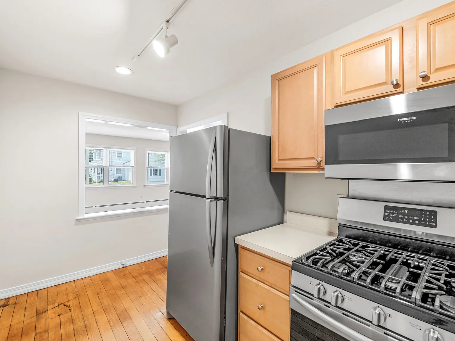 1 bed, 850 sqft, $2,200 — Photo 2