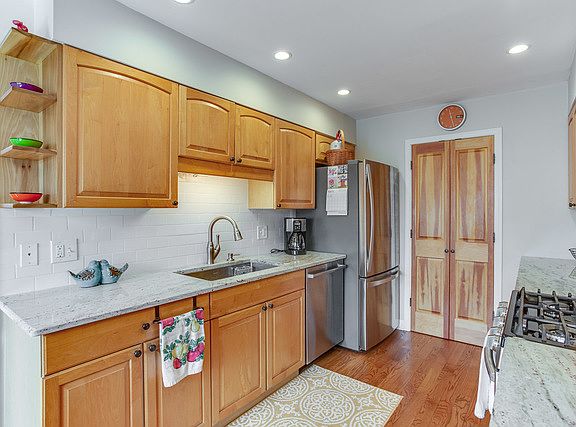 4th image of 247 W Brantwood Ave