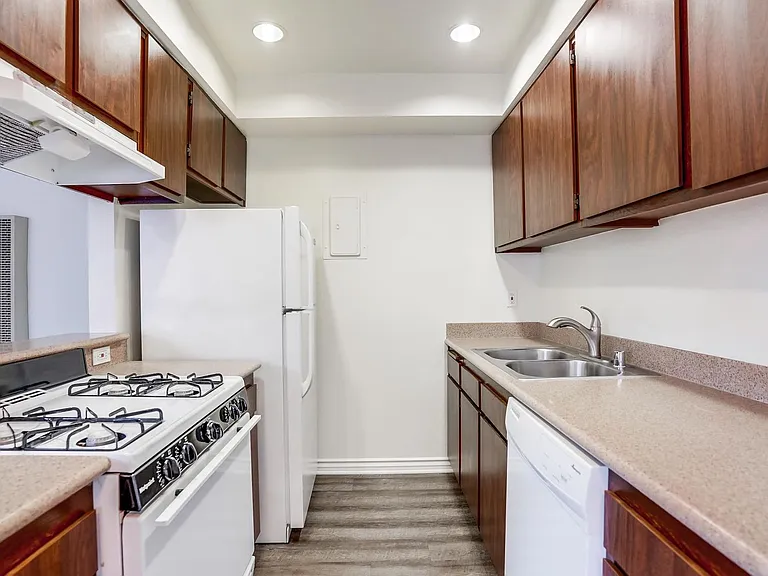 520 W. Wilson — Photo 7