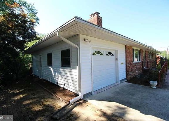 3rd image of 4007 Dakota Ct