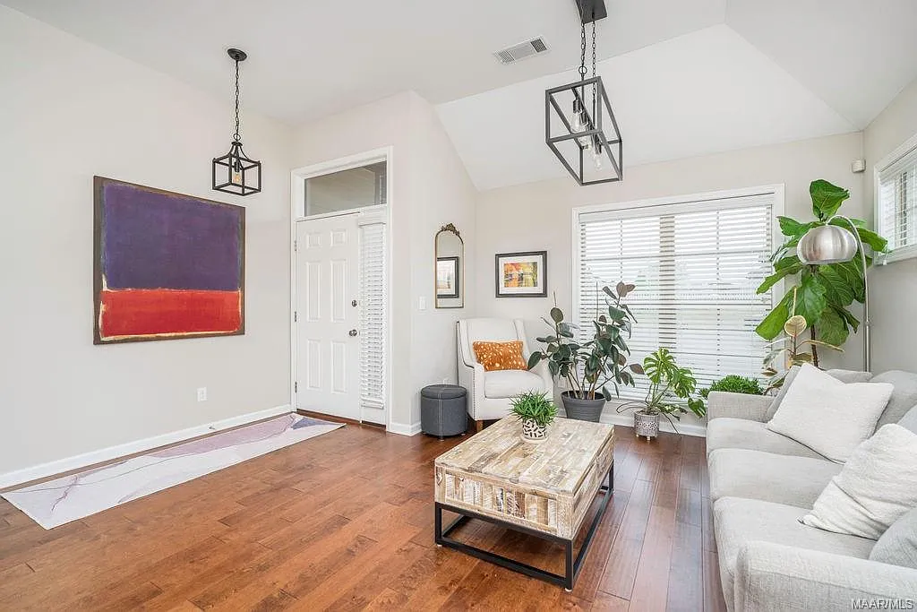3 bed, 1696 sqft, $2,299 — Photo 2