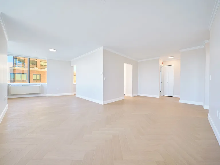 160 Riverside Blvd #20A — Photo 8