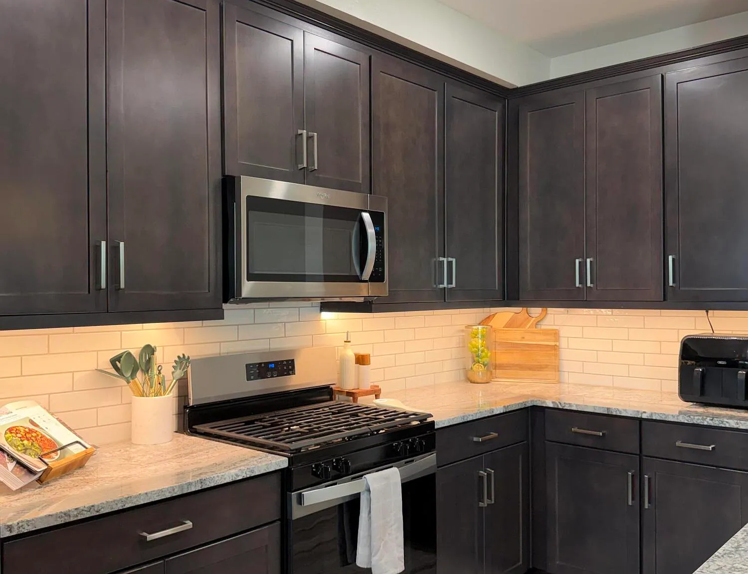3 bed, 2.5 bath, 1348 sqft, $5,000 — Photo 3