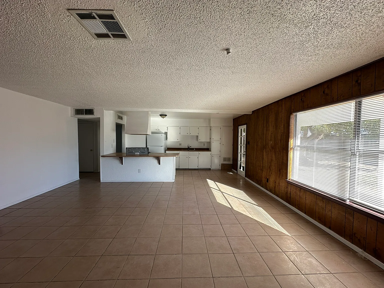 3 bed, 1384 sqft, $1,600 — Photo 2