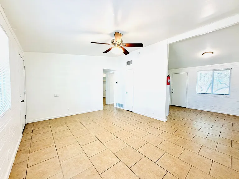 1 and 2 Bedrooms Available! Off Street Parking, Hard Flooring, Vaulted Ceilings, Central Air Cond... — Photo 14