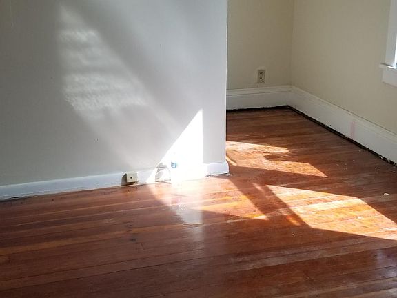 10.7x12 Bedroom Remodeled refinished wood floors, fresh paint, new blinds, beautifully redone bath (Jack n Jill Bath) between bedrooms