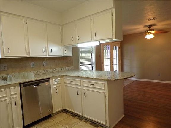 3rd image of 2225 Linda Ave
