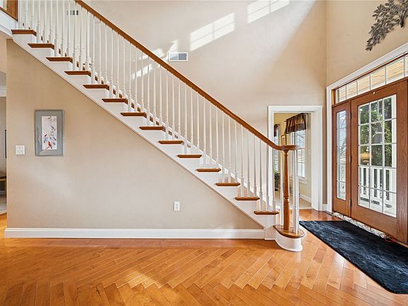 4th image of 1012 Country Club Dr