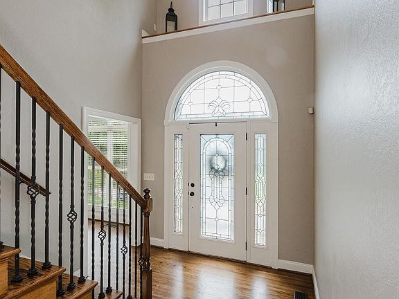 4th image of 349 Emerald Ln