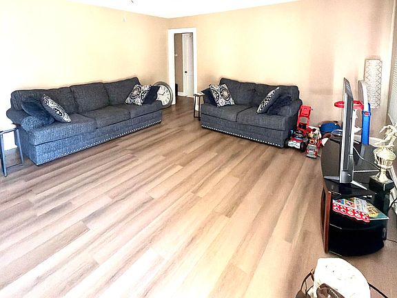 5th image of 123 E 9th St