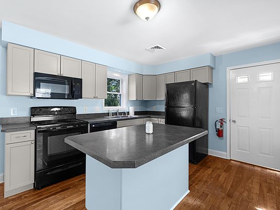 4th image of 27 N 12th St