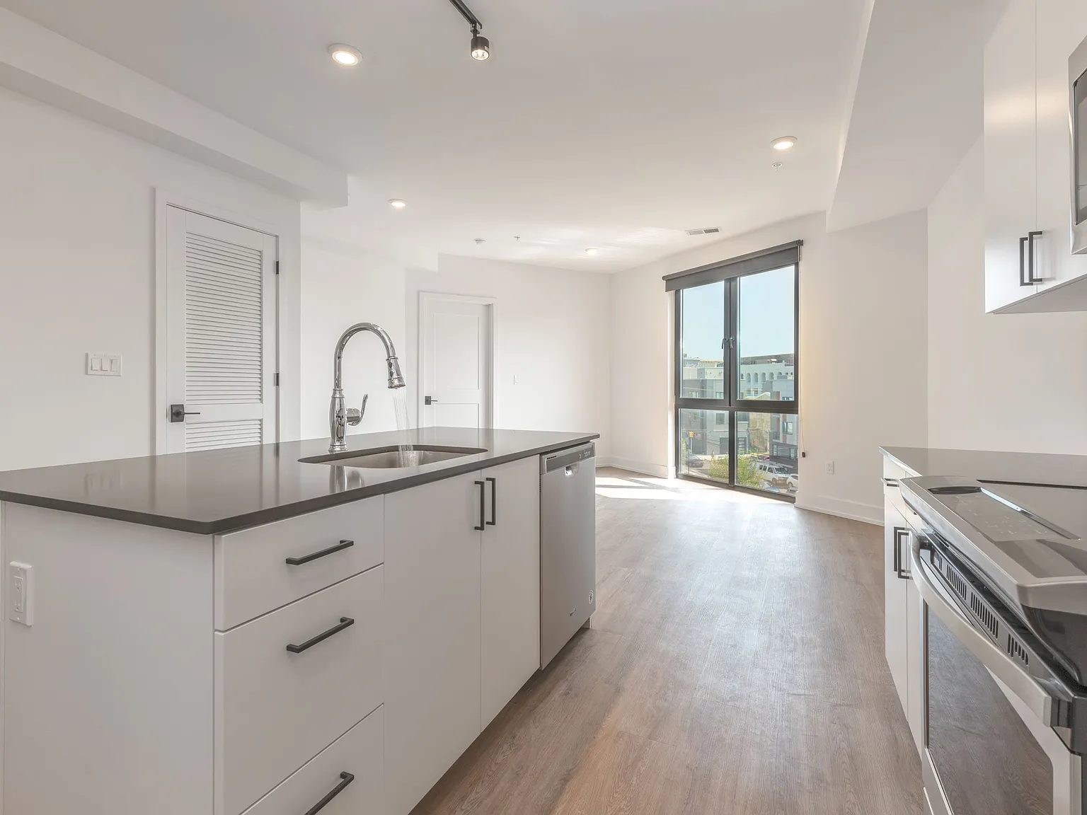 2 bed, 1000 sqft, $2,100 — Photo 2