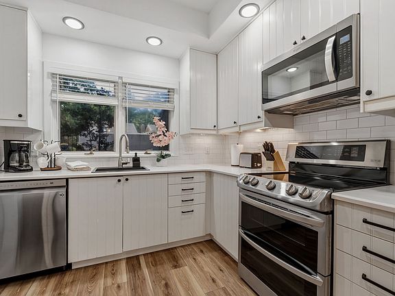 5th image of 8 Ellsworth Ct