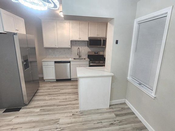 3rd image of 1001 Cameron Rd