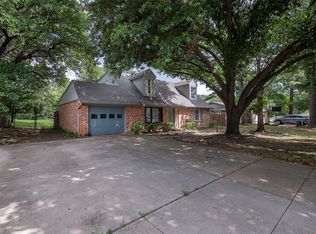 805 James St, Azle, TX 76020