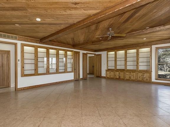 5th image of 2214 Royal Crest Dr
