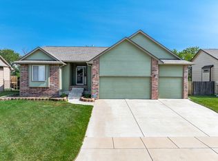 714 E Sprucewood Cir, Valley Center, KS 67147