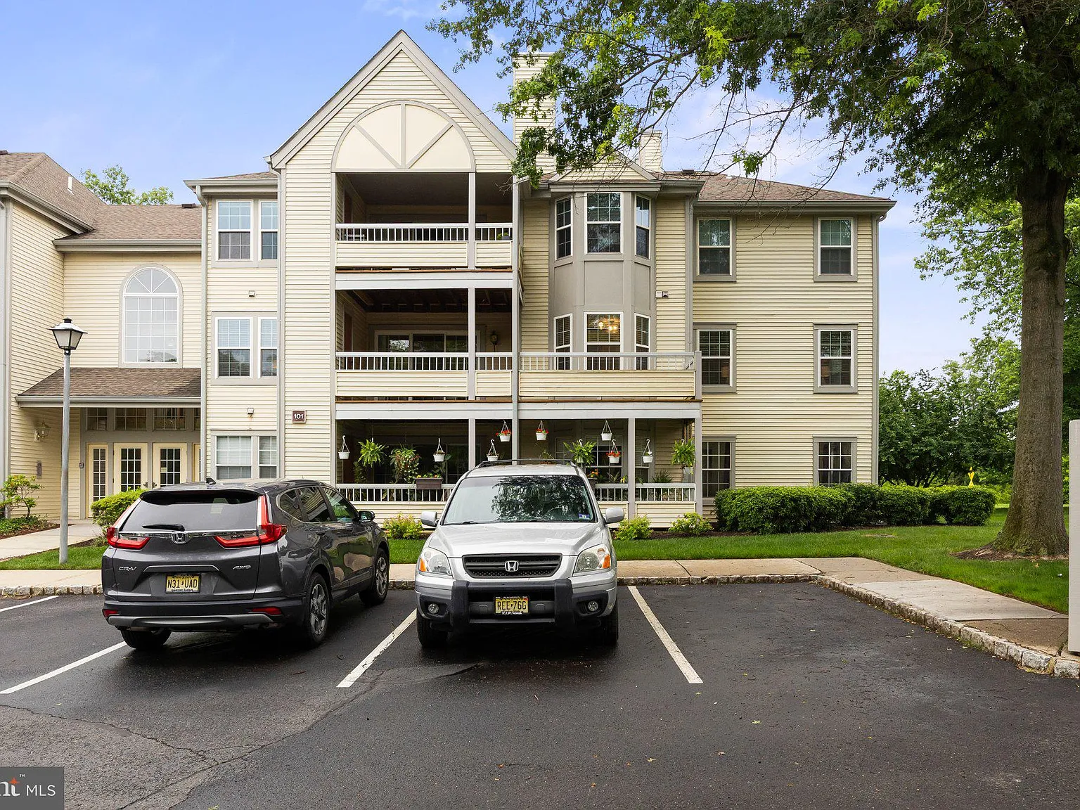 2 bed, 2.0 bath, 1258 sqft, $2,700 — Photo 2