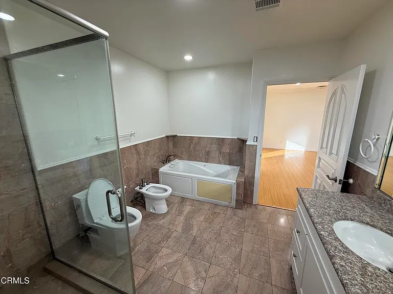 7011 N Liberty Dr — Photo 31