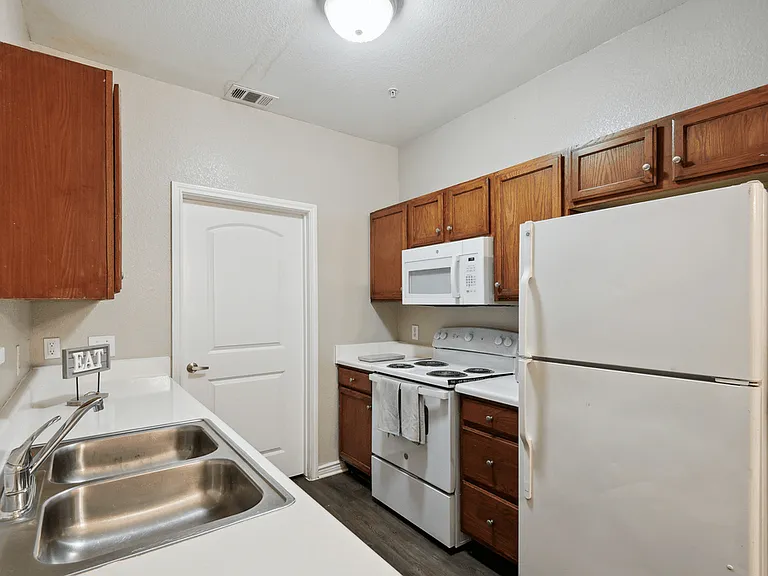 Park Place at Loyola Apartments — Photo 21
