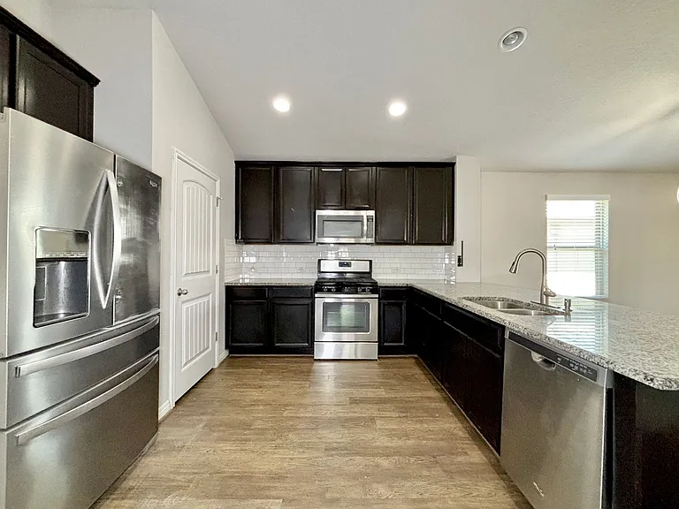 6818 Hanover Stone — Photo 2