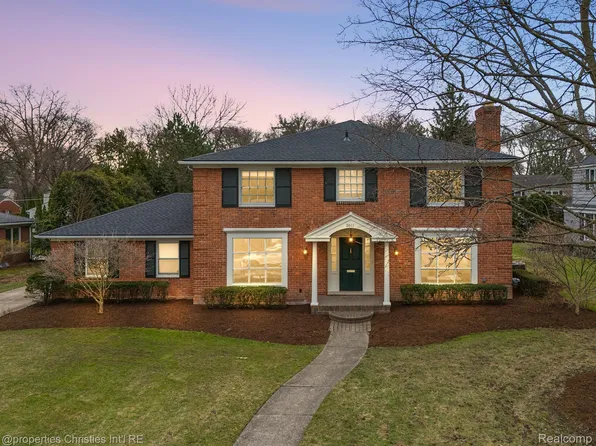 2611 Amberly Rd, Bloomfield Hills, MI 48301