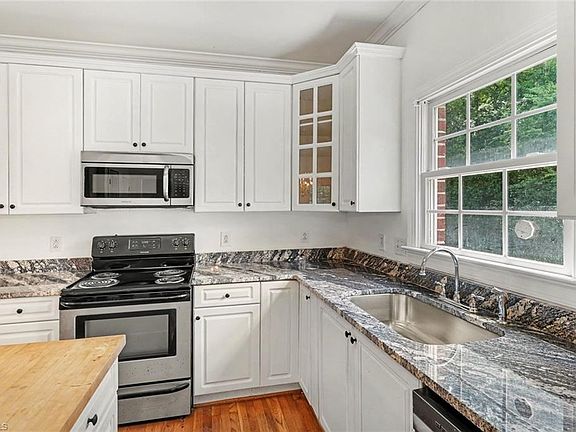2nd image of 110 Chestnut Hill Ct