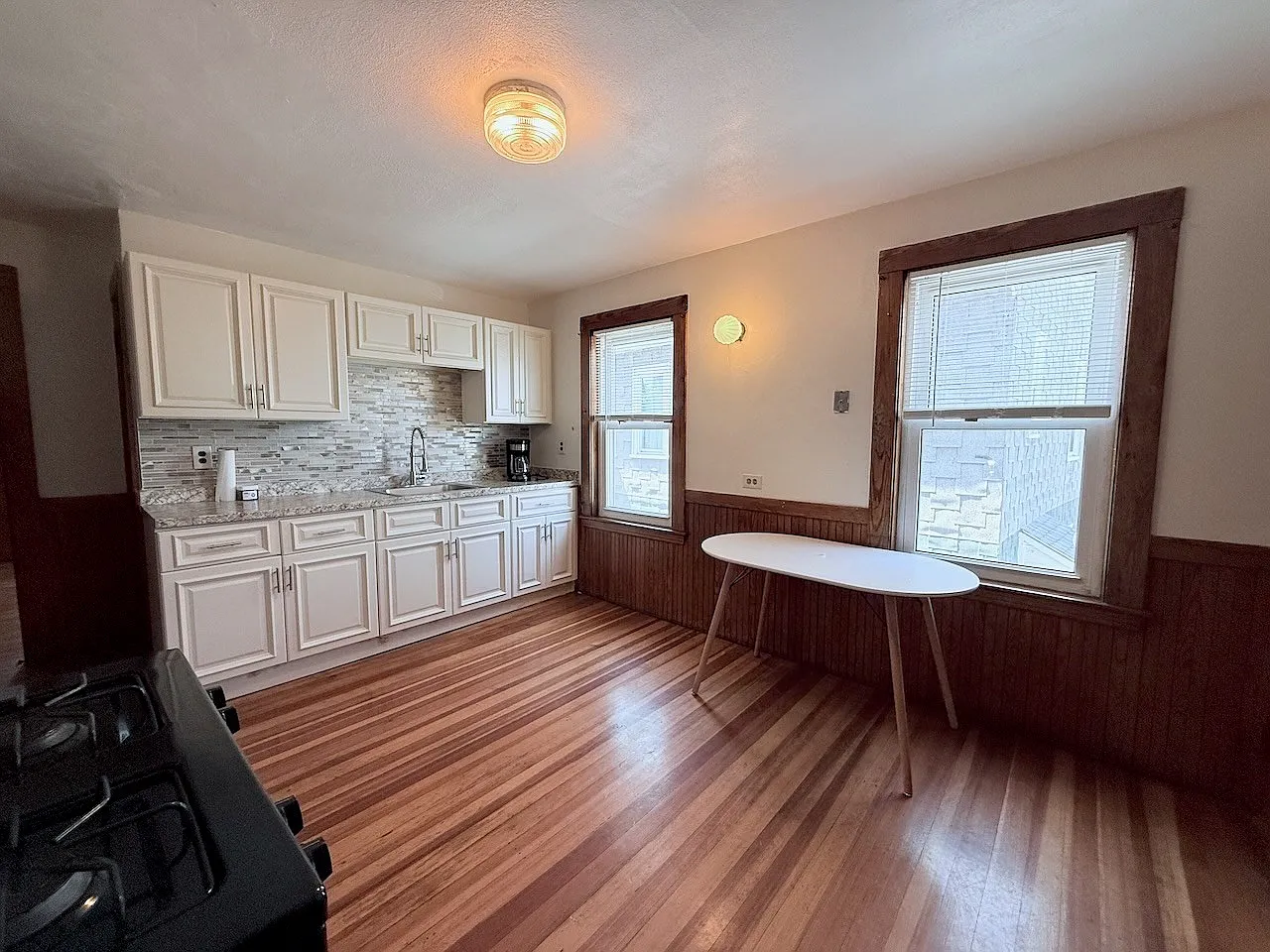 4 bed, 1.0 bath, 1425 sqft, $3,700 — Photo 2