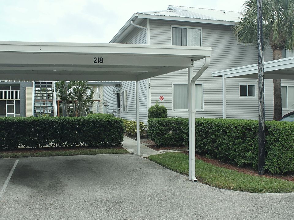 1st image of 218 SE Village Dr