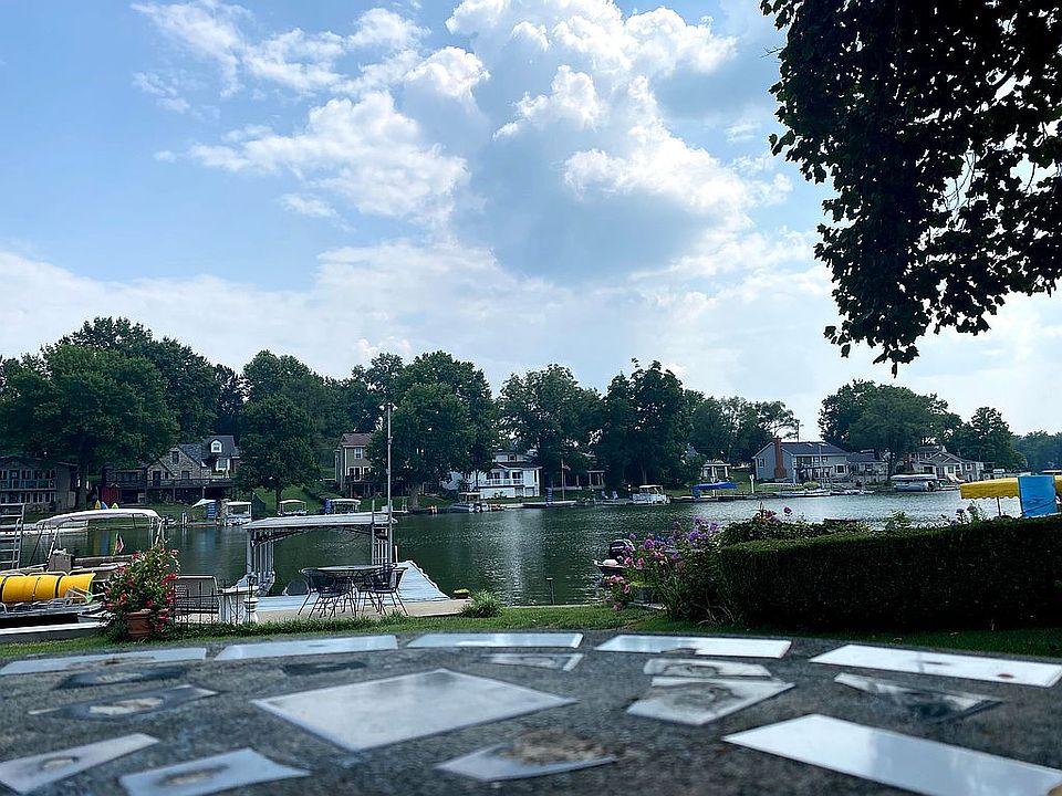 2nd image of 37 Emerald Shore Dr