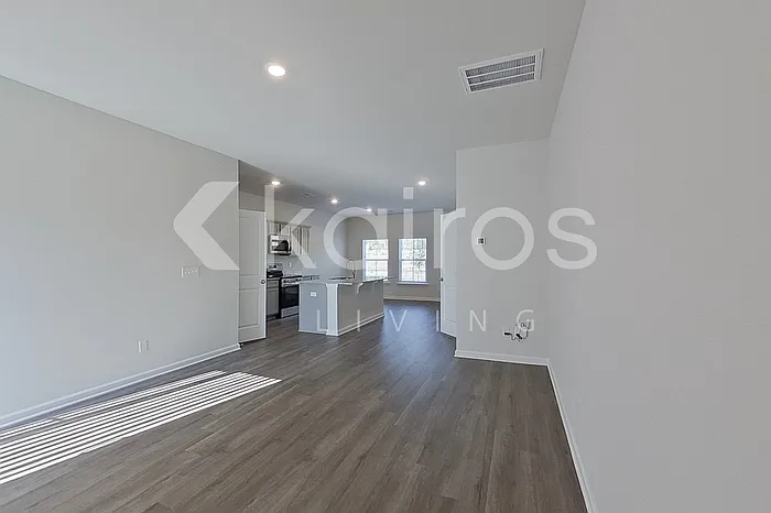3 bed, 2.5 bath, 1300 sqft, $1,549 — Photo 3