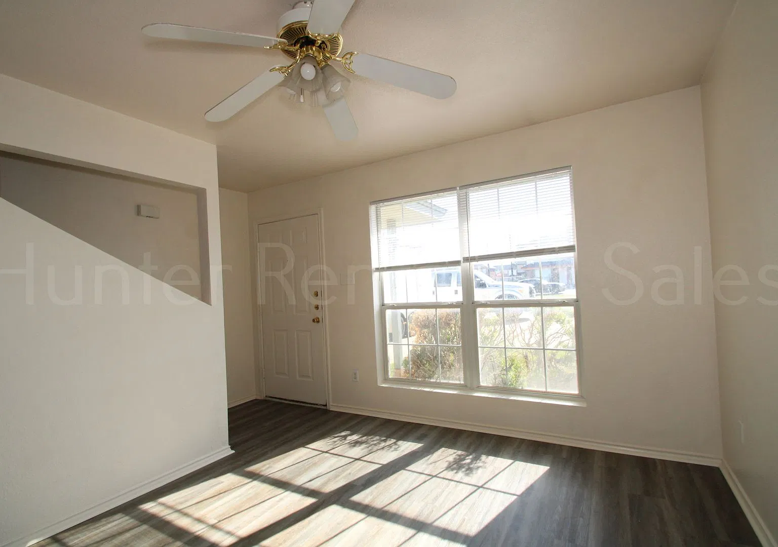 Charming 2-Bedroom Townhome! — Photo 2