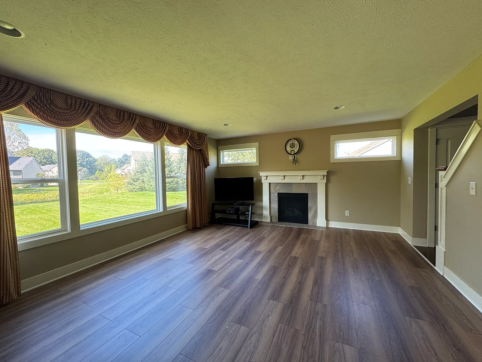 4 bed, 2.5 bath, 2462 sqft, $3,000 — Photo 3