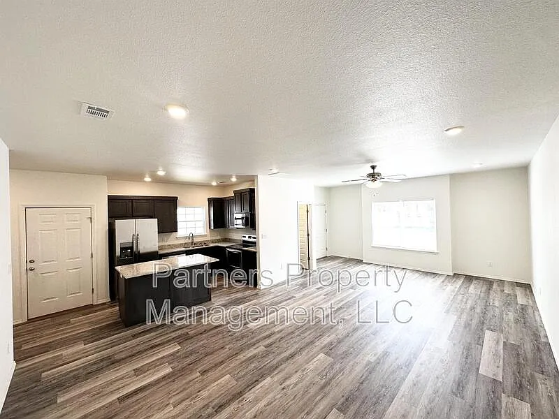 3 bed, 3.5 bath, 2000 sqft, $1,750 — Photo 4