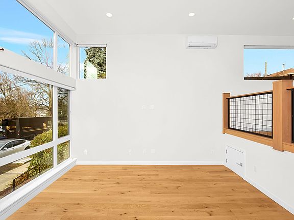 5th image of 2364 Franklin Ave E #C