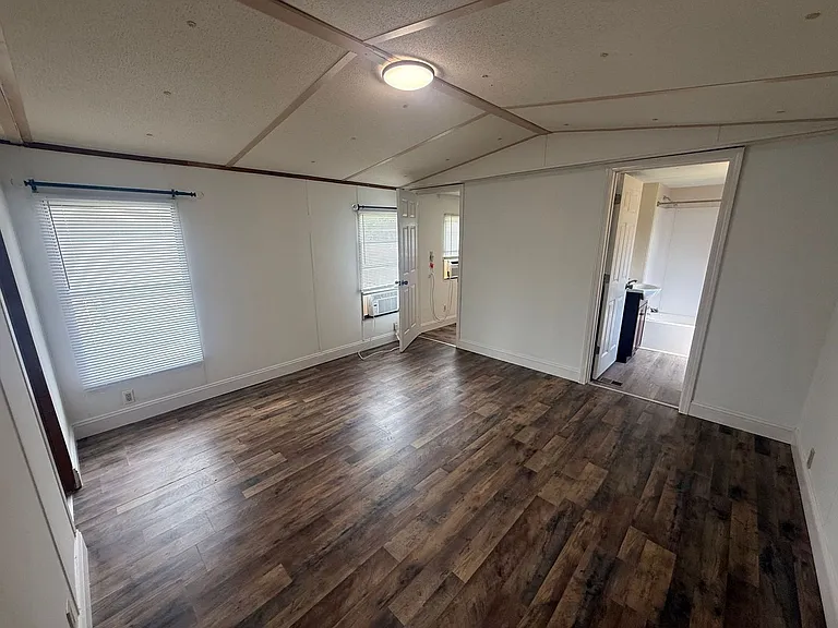 1028 Ruby St — Photo 4