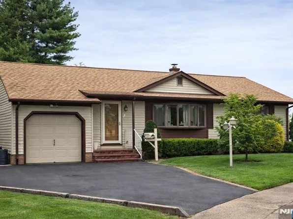 16 Homestead Rd, Elmwood Park, NJ 07407