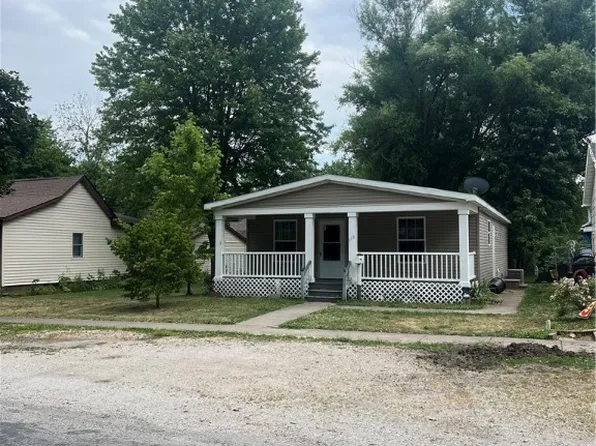 110 E Warren St, Moweaqua, IL 62550