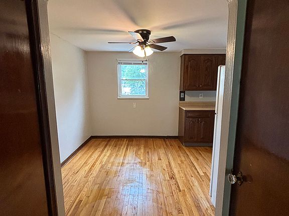 Entry way into dining room/kitchen
