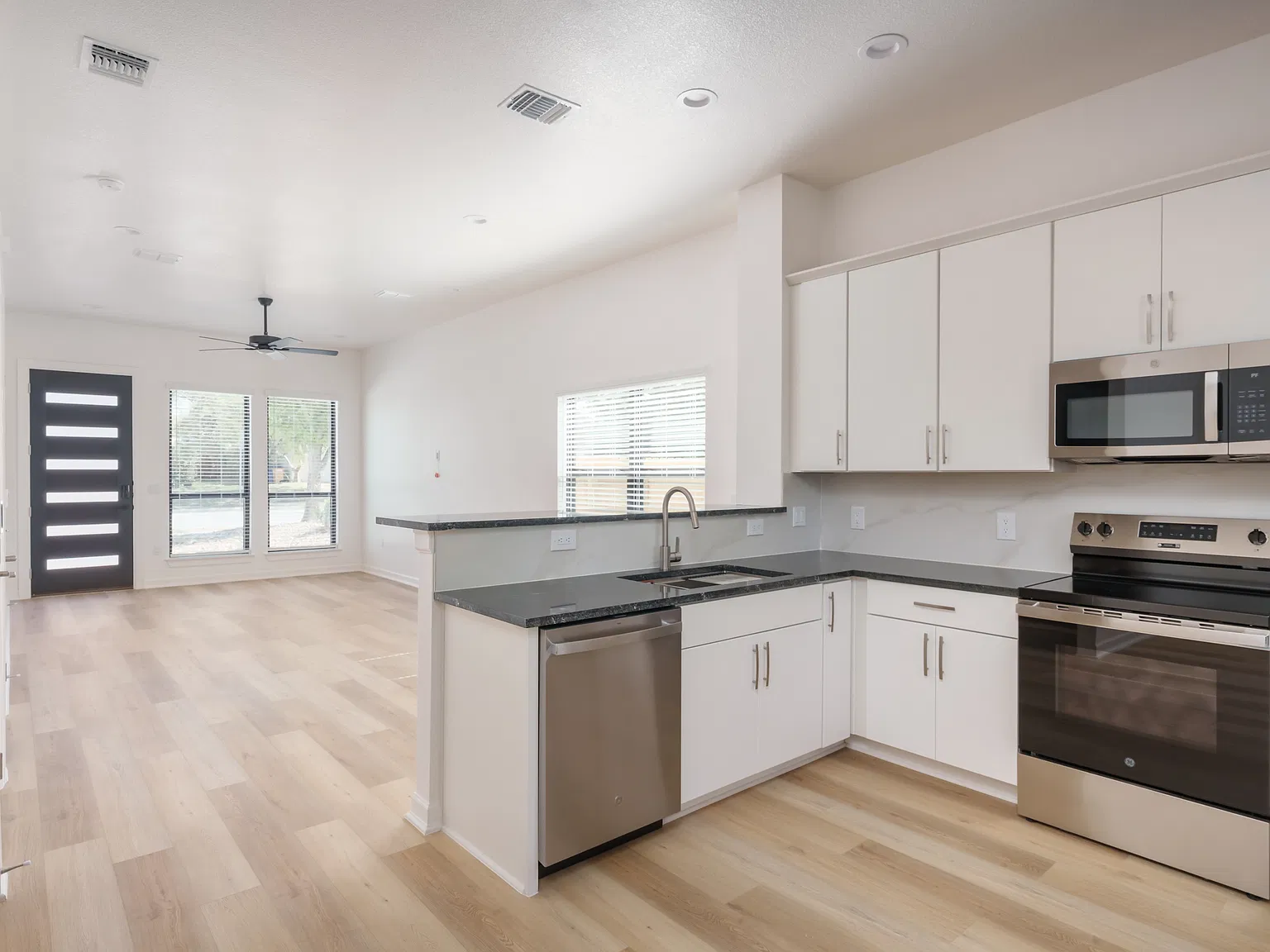 3 bed, 2.5 bath, 1700 sqft, $3,250 — Photo 2