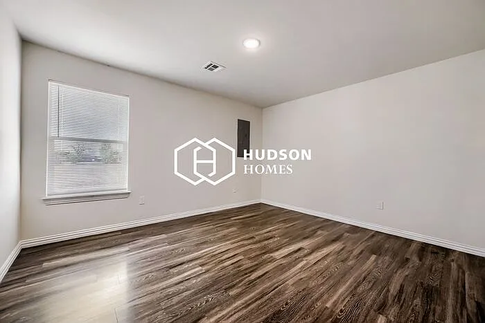 1311 N Travis St — Photo 8