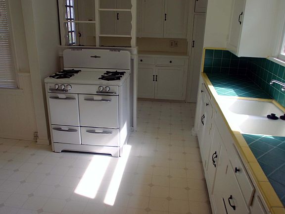 3rd image of 4064 Benedict Canyon Dr