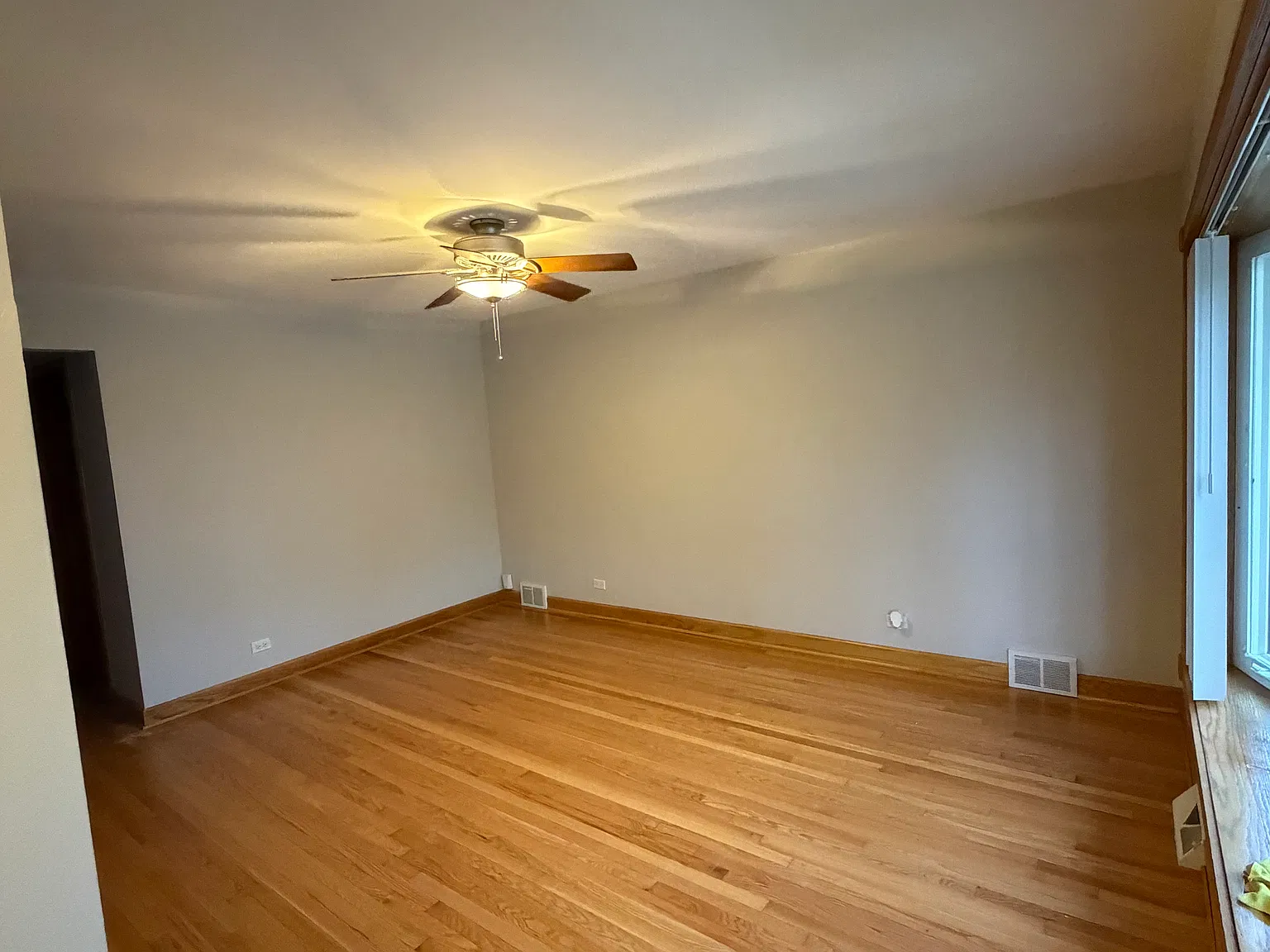 5 bed, 1600 sqft, $3,200 — Photo 2