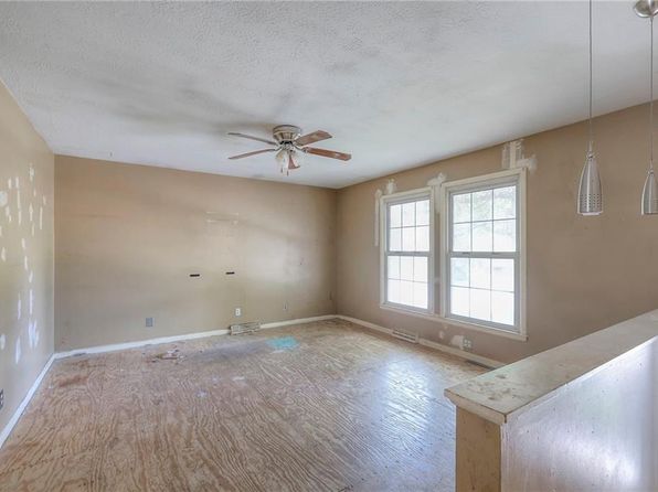 1500 Blueberry Dr, Harrisonville, MO 64701